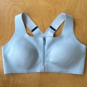 Medium impact sports bra. Brooks running. Zippered front.